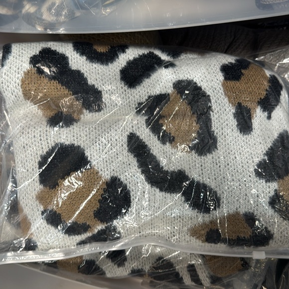 LEOPARD FUZZY CARDIGAN MEDIUM NWOT - Picture 5 of 5